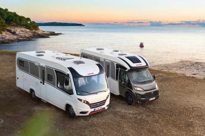 Hel- og halvitegrert bobil parkert  på strand
